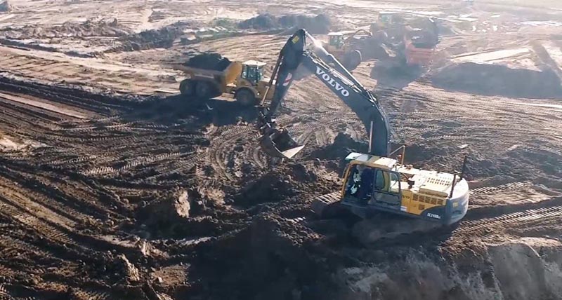 Very busy construction site using Leica iCON machine control technologies